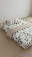 کاور تشک مهمان میکرو فایبر طرح گل شکوفه توسی وسفید همراه با روبالشی با سایز دلخواه جنس میکرو فایبر (کد 2Q3K1)
