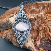 گردنبند میکرومکرمه برگی سنگ رز کوارتز