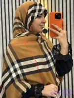 روسری کشمیر پاییزه وارداتی طرح باربری دور ریش رنگ کرم جنس اورجینال
