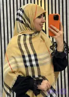 روسری کشمیر پاییزه وارداتی طرح باربری دور ریش رنگ کرم جنس اورجینال (کد DALP0)