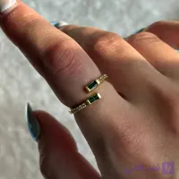 انگشتر نازک طلایی با نگین سبز زمردی دوطرفه